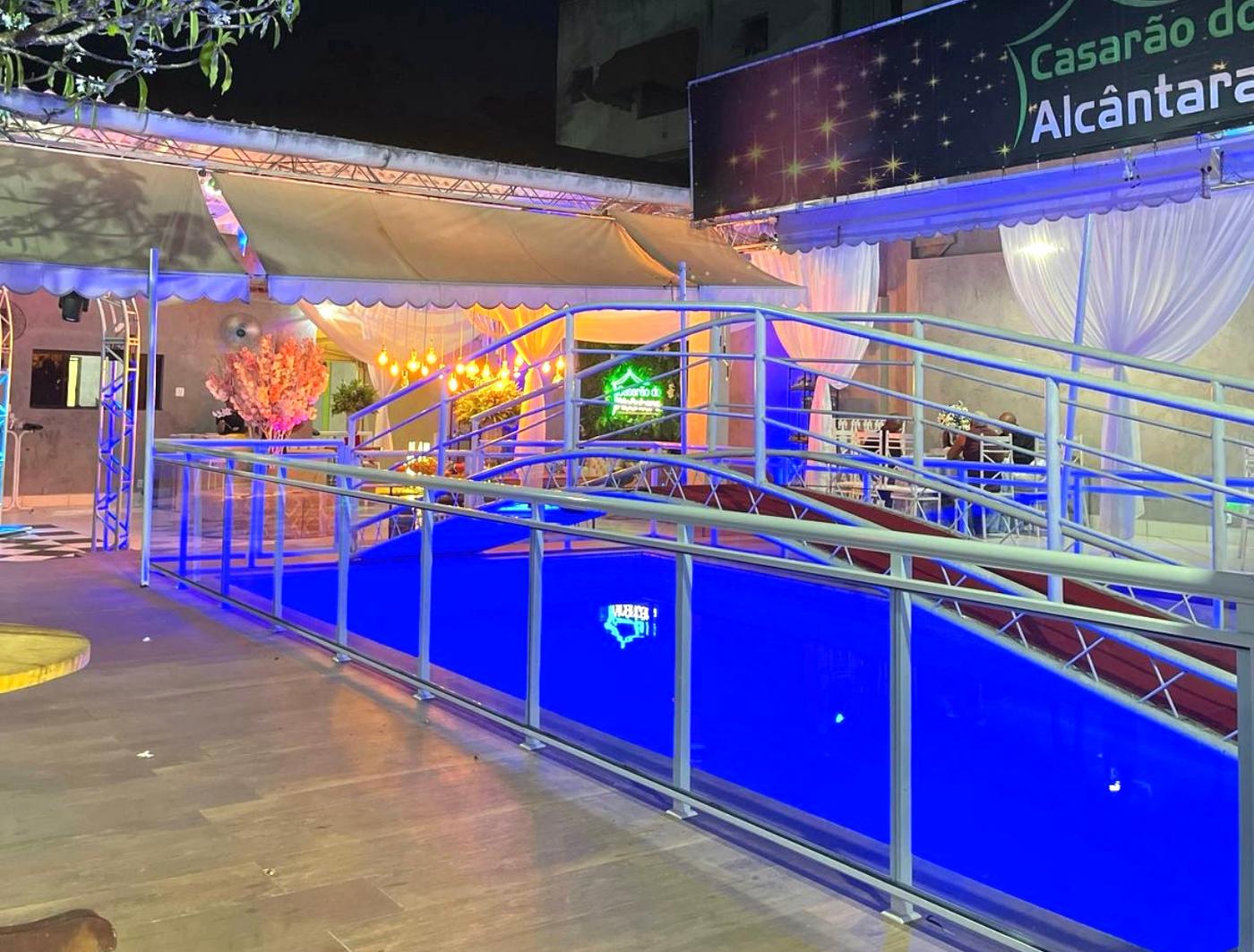 Piscina com passarela